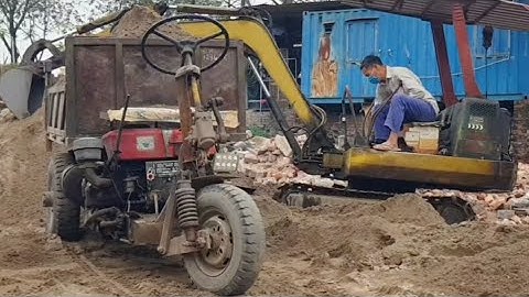 Công nông chở vật liệu xây dựng | Máy xúc múc cát lên công nông ba bánh
