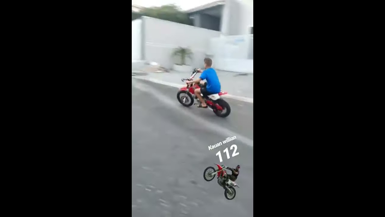 Aprendendo a andar de mini moto