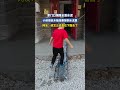 家门口铺路全是水泥，小孩哥走木板结果掉到水泥里，网友：他怎么径直往下面去了 #大熱門