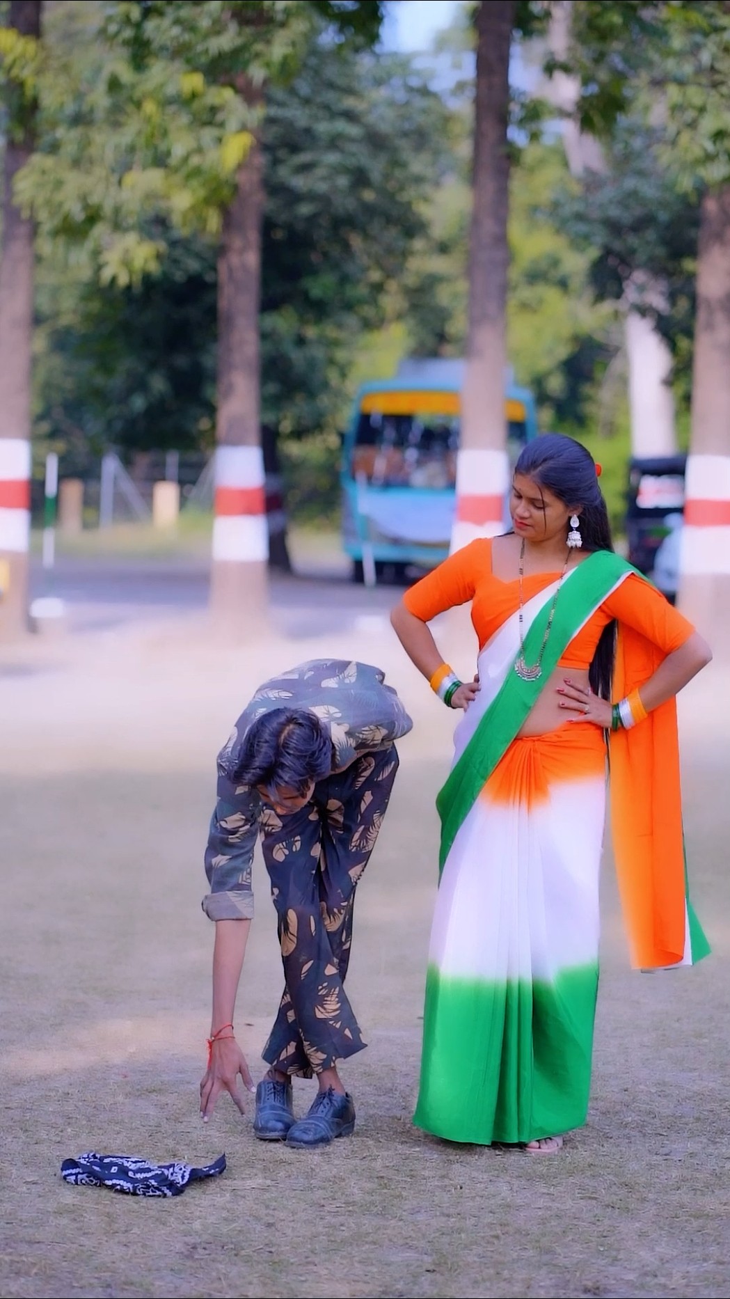 Chunri Teri chamkeni Gulabi sarara