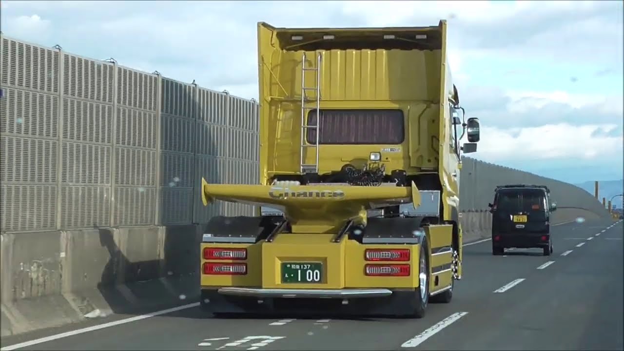 裏柳生 レゾナ トレーラー デコトラ 8番】アカツキ2025 デコトラRC 湾岸荷役ブース - YouTube