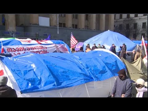 ქვეყანაში არსებული პოლიტიკური კრიზისის გამო , დედაქალაქის მთავარი გამზირი კარვების ქალაქად იქცა