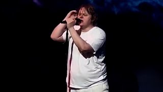 Lewis Capaldi lutte face au syndrome Gilles de la Tourette sur scène, ses fans prennent le relais