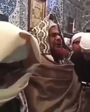 Habib Umar bin hafidz Menangis di hadapan Makam Rasulullah