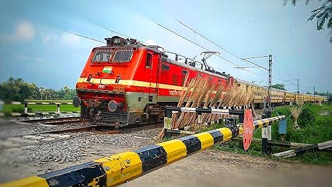 Aggressive Trains skip Level Crossing |  Furious WAP-4 Loco pulled Testa Torsa express Skip Railgate