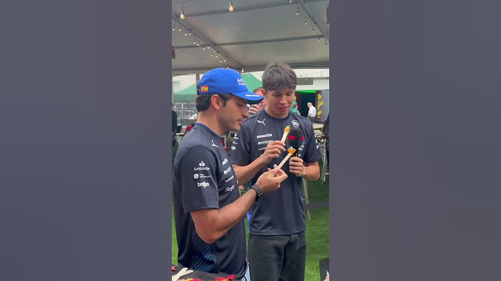 We think Carlos enjoyed that maple syrup a little too much 🤷‍♂️😂  #f1 #carlossainz #alexalbon