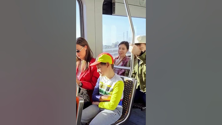 🚆❤️ A Heartwarming Gesture – Passenger Gives Seat to Pregnant Woman! ✨🤰 #shorts