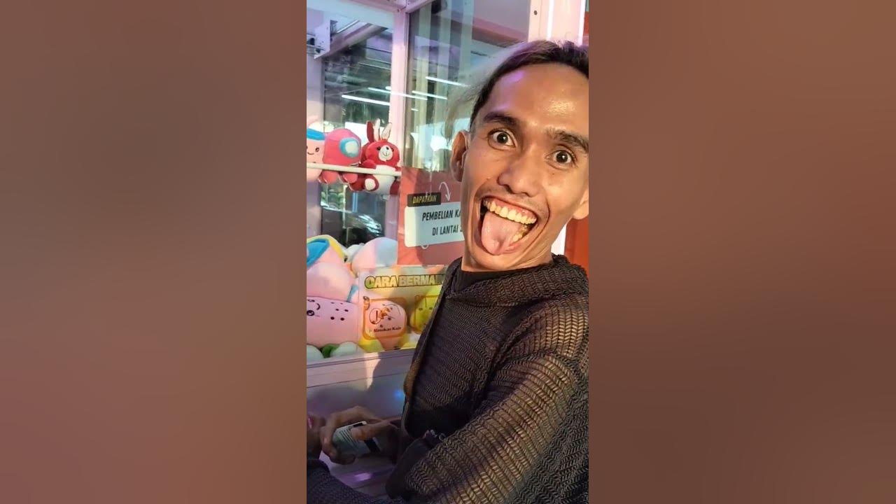 kamu pernah tidak main capit boneka.... 🥳 #capitboneka #bermain #mainan #boneka #funny #lucu #kocak