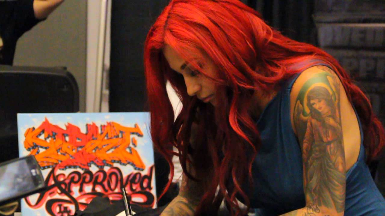 BRITTANYA SIGNING AUTOGRAPHS 