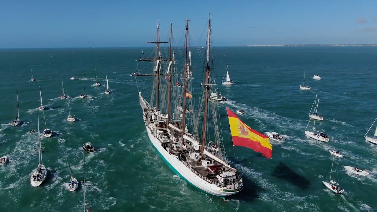 El “J.S. Elcano” zarpando de Cádiz