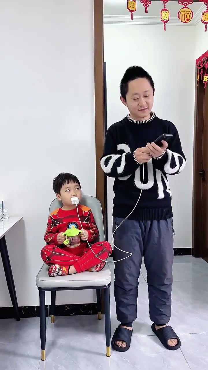 爸爸看手机入迷了，儿子在这都没发现！#Cute baby#Cute#呆萌小米宝#聪明宝宝#萌娃