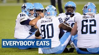 Former NFL QB, college star leads CFL team's awesome dinner touchdown celebration