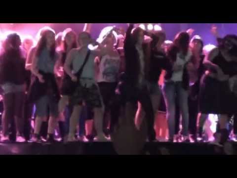 Limp Bizkit - Keep on rolling - Graspop 2012 (With lots of grazy girls)