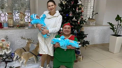 A small dad has a tall wife and tall twin sons 😎 #dwarf #husbandwife #love #twins