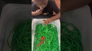 Cutting spaghetti sensory bin #momlife #preschoolactivities #homeschooling #sensoryplay