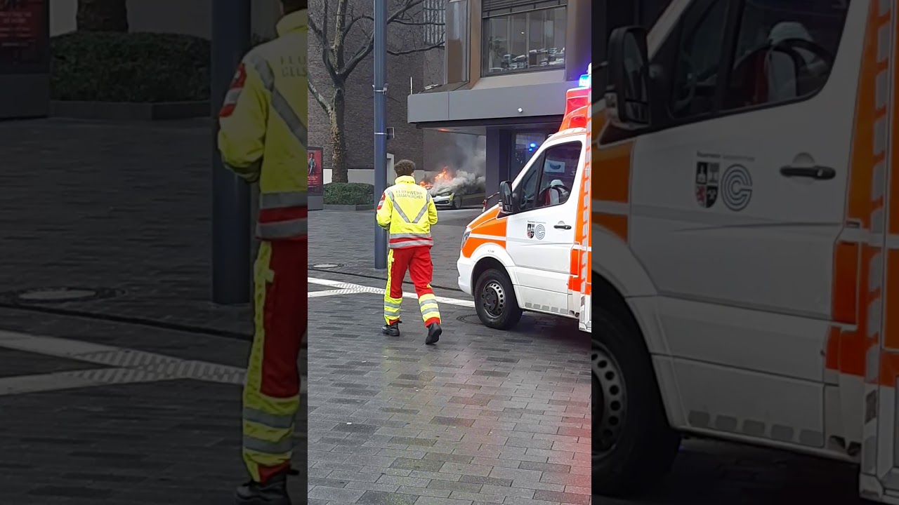 Polizei Streifenwagen brennt in Gelsenkirchen 27.01.2021