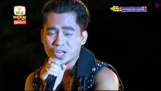 Miniatura del video "នឹកសង្សារចាស់ ( noek songsa jas ) chhay virakyuth concert"