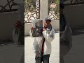 بيبوسه واحد من معجبين هاني شاكر راح يودعه وماسك صورته