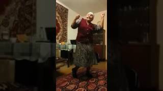 Кыргызская бабуля зажигает танцы