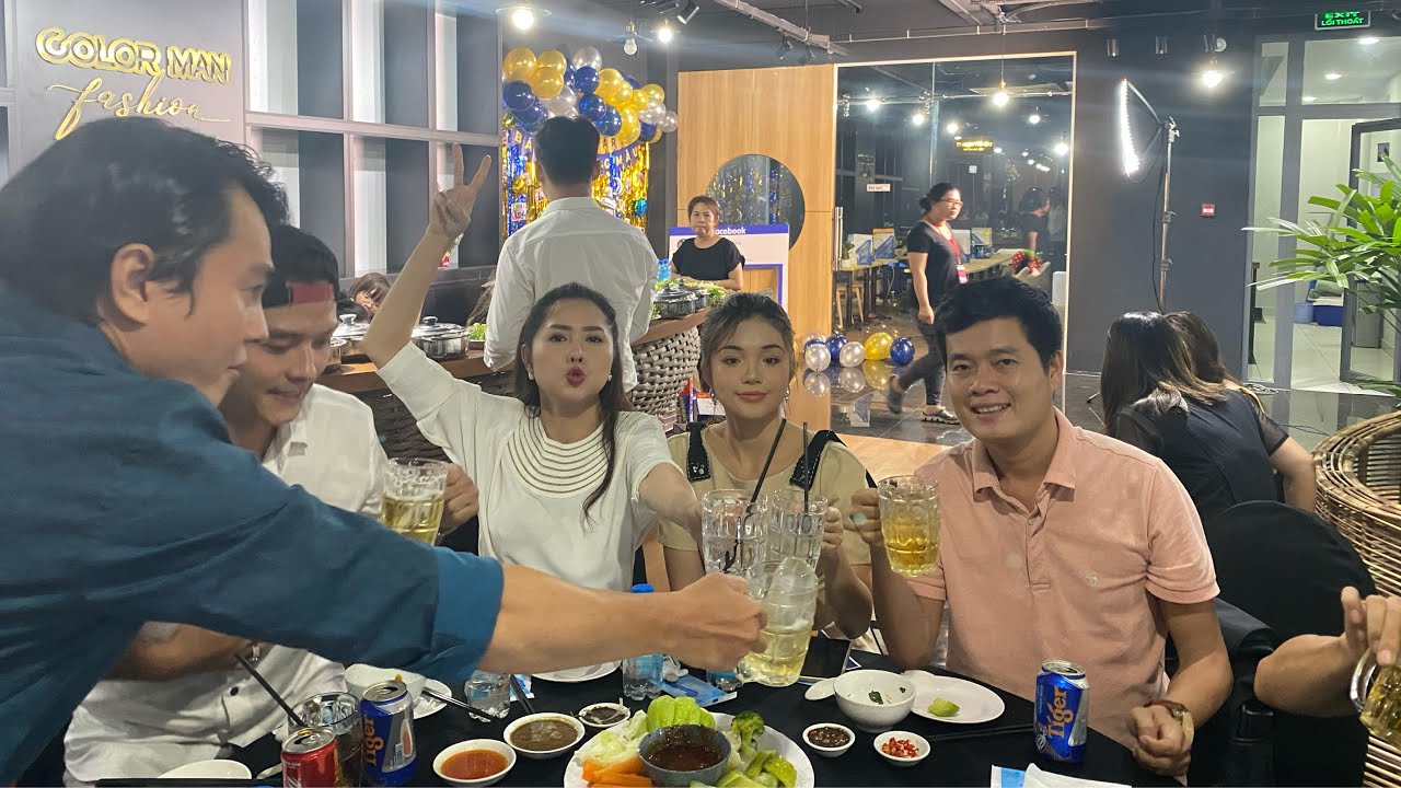 Dàn diễn viên Bánh Mì Ông Màu tưng bừng với tiệc off đoàn