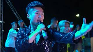 Du Thiên và Thông Soái Ka hát dưới mưa trước hàng ngàn khán giả Hoành Bồ - Quảng Ninh