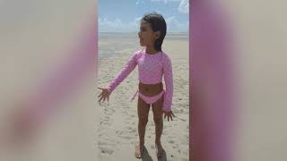 Na Praia, Procurando Conchas, Com A Minha Prima.