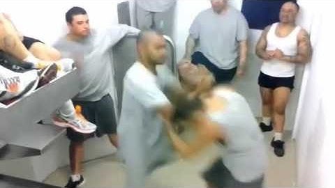 Andrew Tate fights prisoner (Prison Footage)