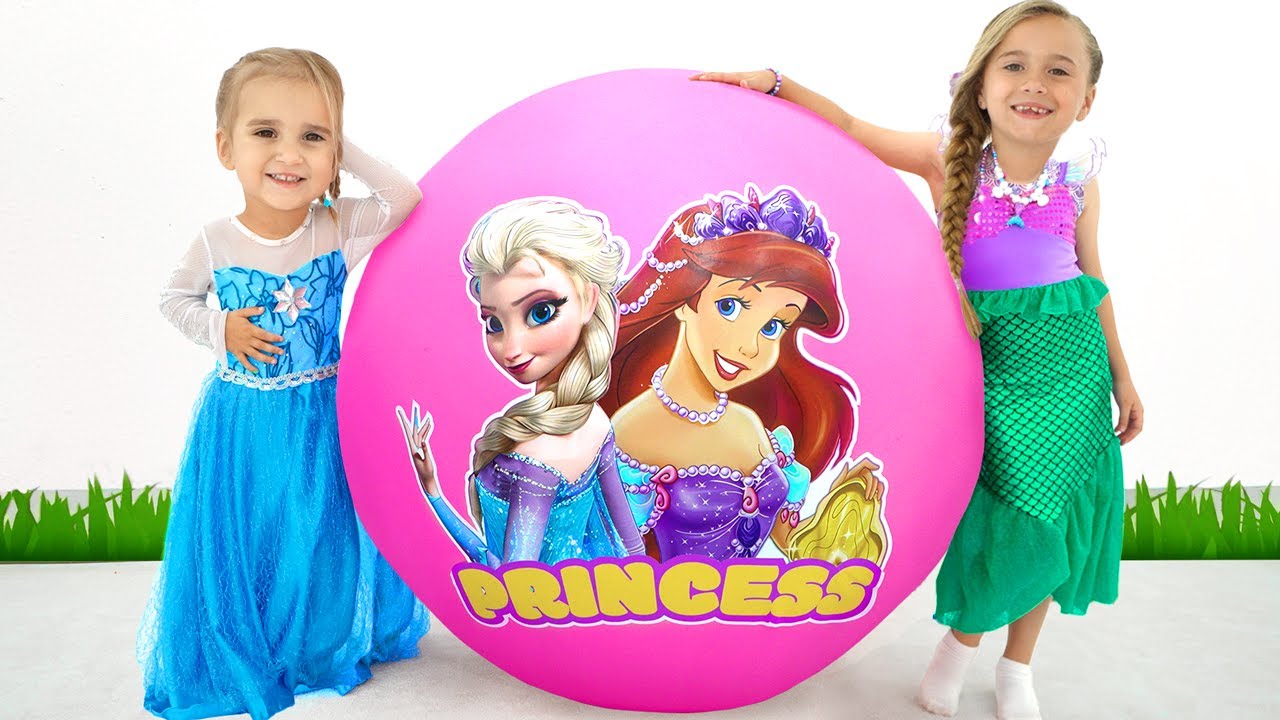 Alice spielt mit einem riesigen Überraschungsei