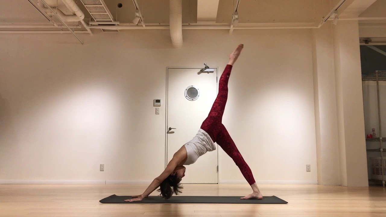 ウォーミングアップストレッチヨガ 18分 by  Akiko Nakamura