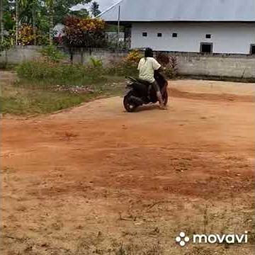 Lucu ngakak belajar naik motor gak bisa 😂😂😃😃😁😁😀😀😀