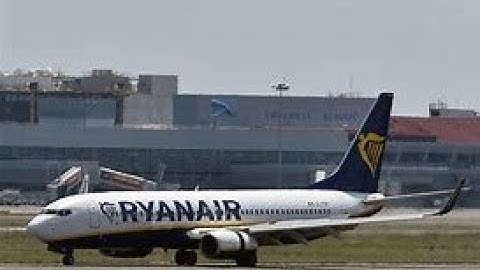 P3D V4.4 Ryanair PMDG 737-800NGX landing at London Stansted