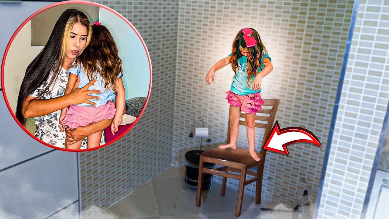 FLAGREI MINHA IRMÃZINHA SONÂMBULA FAZENDO COISAS ASSUSTADORAS NO BANHEIRO!