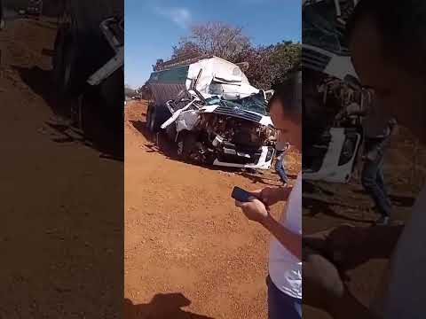 Colisão traseira entre dois caminhões na MG-410 deixa motorista ferido