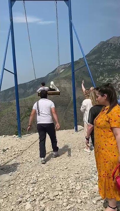 Качели над каньоном в дагестане. Обрыв качели с туристами в дагестане. Обрыв качели с туристами в дагестане. Обрыв качели с туристами в дагестане. Качели в дагестане сулакский каньон.