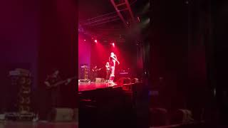 Mondo Marcio canta "Vida Loca" al Fabrique di Milano