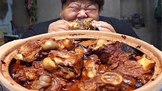 Monkey brother got 10kg of sauce and big bone head  stewed in a casserole until the soft meat was r