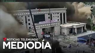 Vea cómo decenas de personas intentaron huir de una enorme avalancha de lodo | Noticias Telemundo