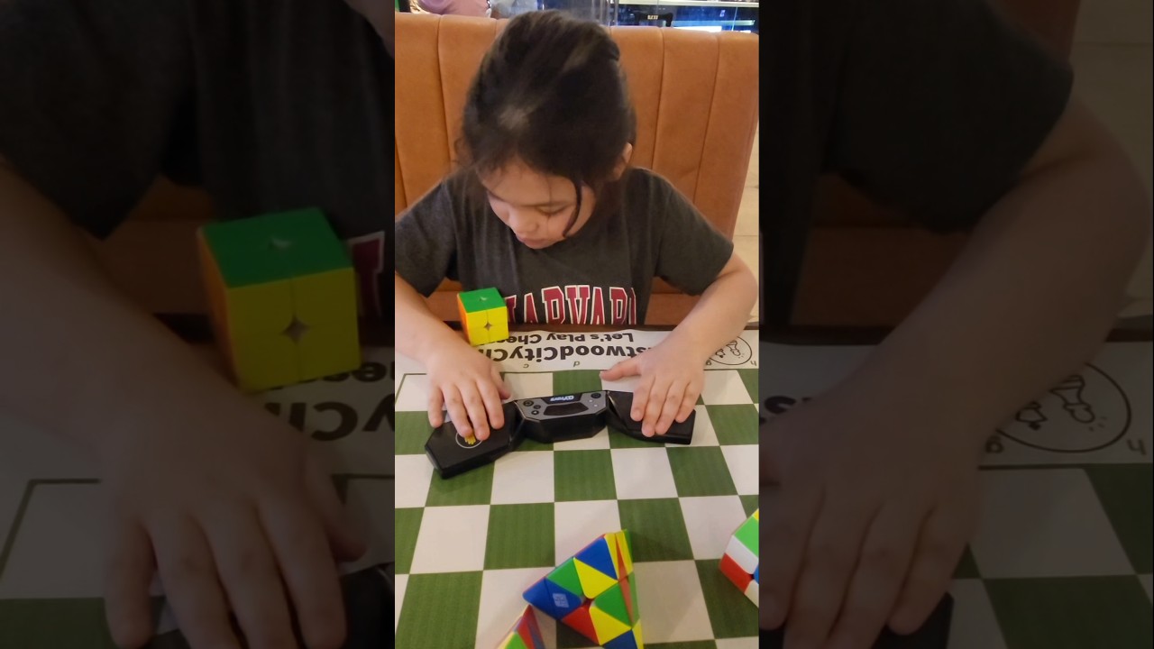 Cube-solving at the park 🏞🧊🧩 