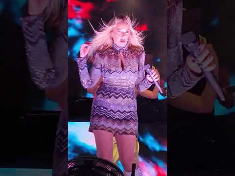 HADİSE-SÜPERMAN ANTALYA KONYAALTI AÇIKHAVA KONSERİ @Hadise