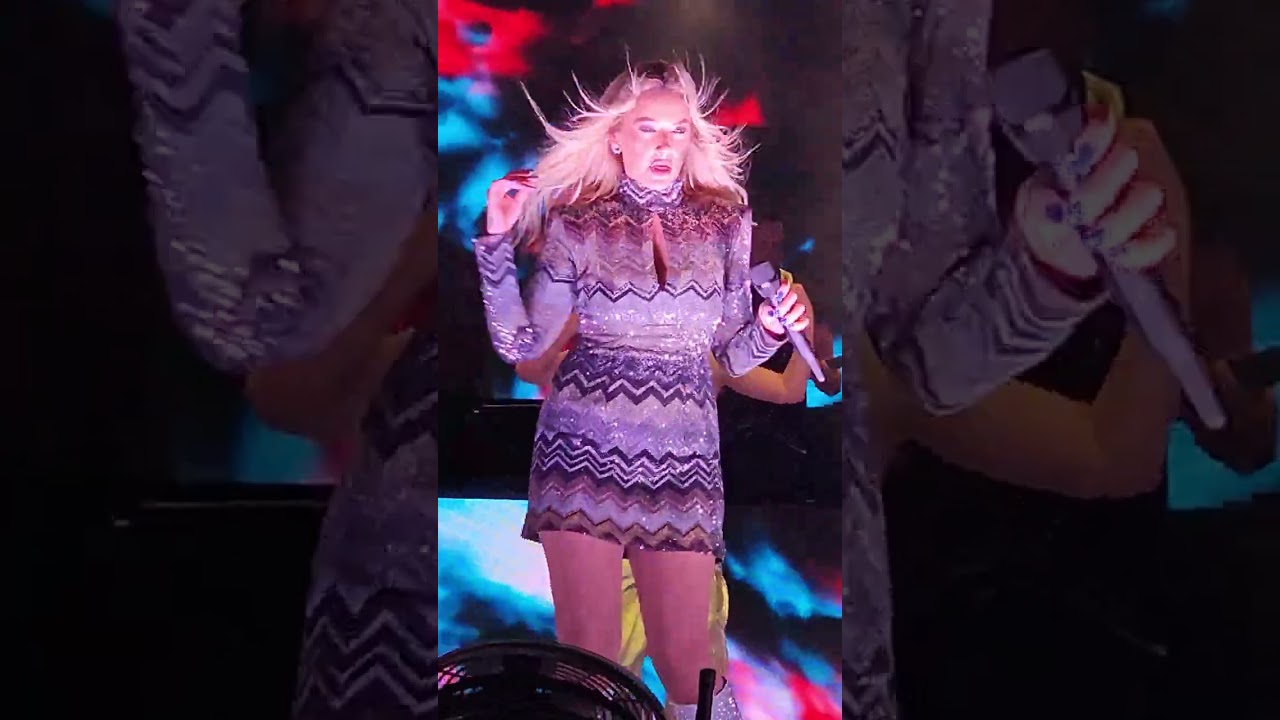 HADİSE-SÜPERMAN ANTALYA KONYAALTI AÇIKHAVA KONSERİ @Hadise