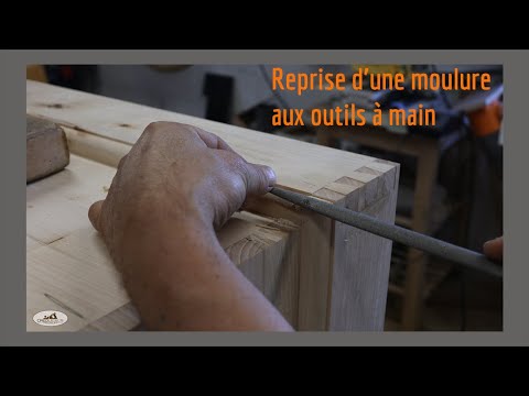 Reprise d'une moulure aux outils à main.