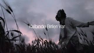 Perdenin Ardındakiler - Kalbinde Birileri Var (lyrics/sözleri)