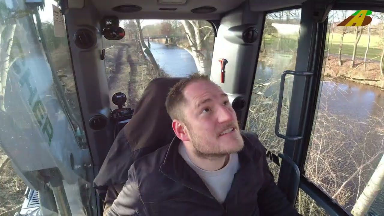 Gewässerpflege mit Forstmaschinen - Hackschnitzel Traktor Valtra - Diggers Atlas Bagger Wood Chipper