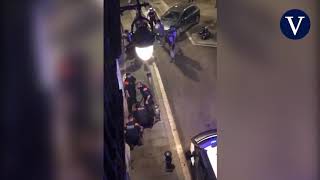 Un boxeador ataca a dos camareros y dos mossos en Ciutat Vella por cuatro chupitos