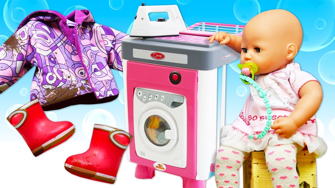 Куколка испачкала одежду во время прогулки. Мы помогаем ей постирать одежду в игрушечной стиральн...