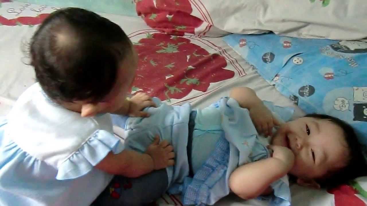 Bayi Kembar Lucu 