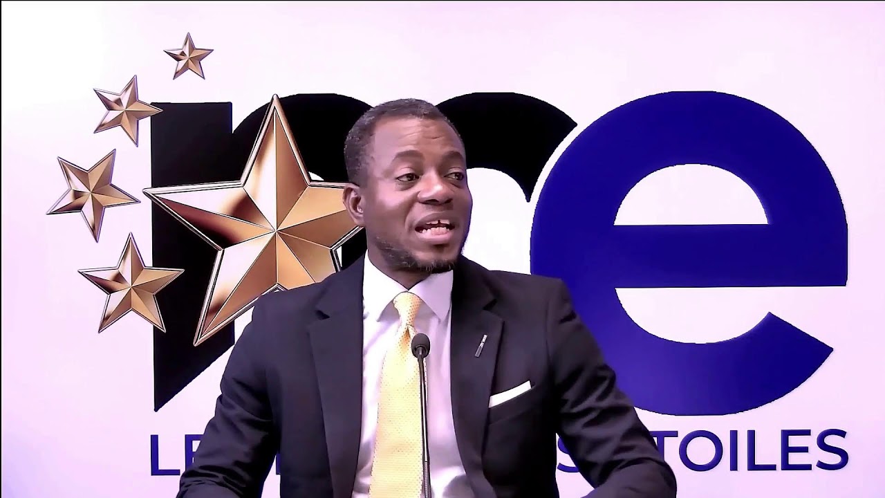 𝐋𝐄 𝐌𝐈𝐑𝐎𝐈𝐑 𝐃𝐄𝐒 𝐄́𝐓𝐎𝐈𝐋𝐄𝐒