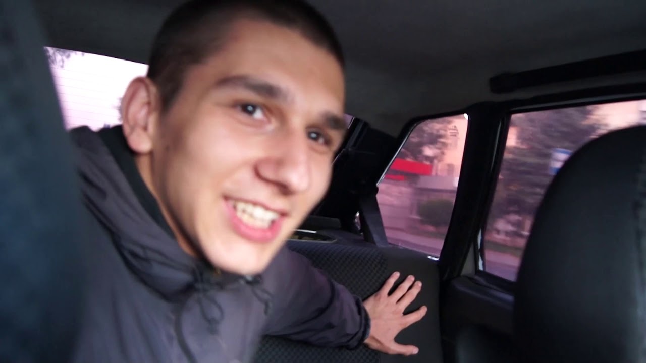 Пацан дрочит в машине