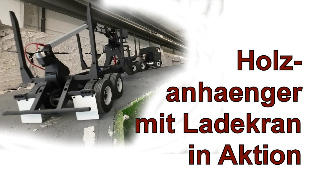 Holzanhänger mit Ladekran in Aktion
