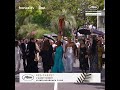 Carnaval sur les marches : l'équipe de "L'Agent Secret" arrive à pied avec des danseurs brésiliens !